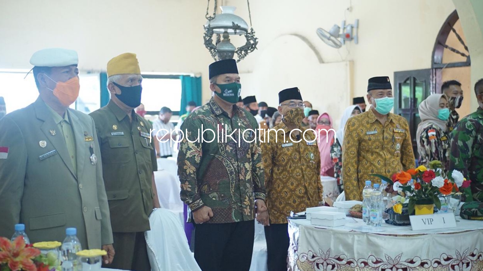 PAPARAN - Cabup Bambang Haryo Soekartono (BHS) menyampaikan paparan saat menghadiri Tasyakuran HUT Persatuan Purnawirawan dan Warakawuri TNI dan POLRI (PEPABRI) ke-61 di DPC PEPABRI di Gedung Juang 45 Sidoarjo, Kamis (17/09/2020).