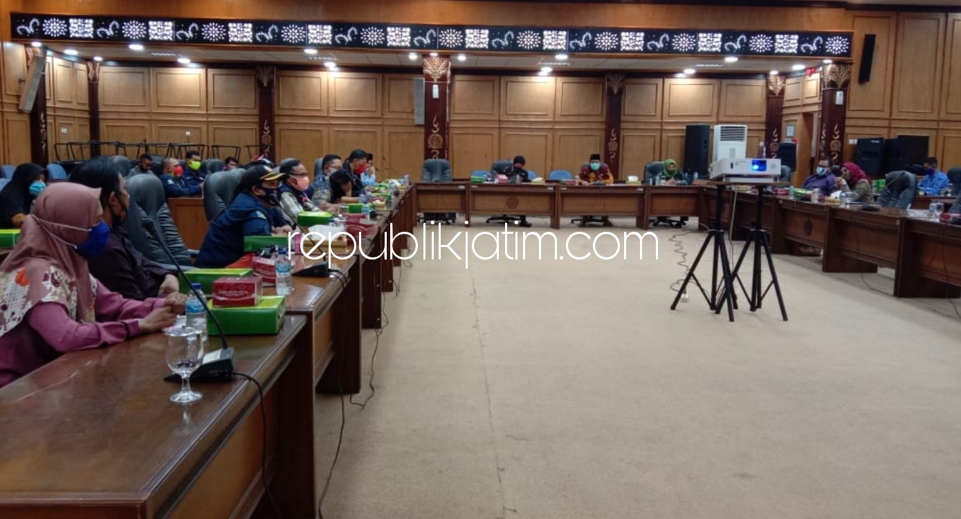 HEARING - Ketua Komisi D DPRD Sidoarjo, M Dhamroni Chudlori memimpin hearing dengan Dinas Sosial dan beberapa pihak terkait dugaan potongan bantuan PKH senilai Rp 50.000 sampai Rp 100.000 di ruang Paripurna DPRD Sidoarjo, Kamis (17/09/2020).