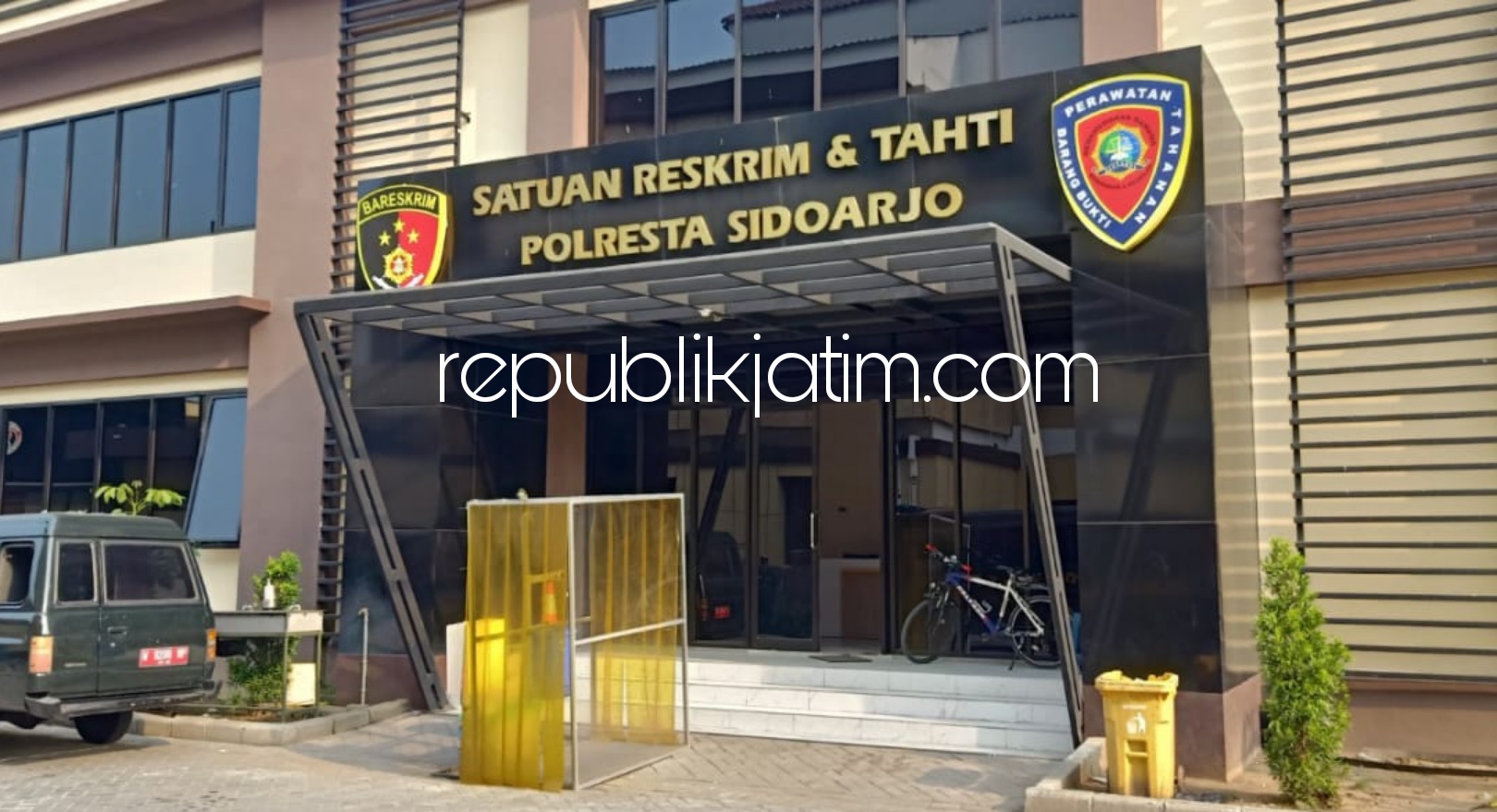 LAPORAN - Korban dugaan penipuan pembelian perumahan, Widayanti warga Medokan Ayu, Rungkut, Surabaya melaporkan kasus yang dialaminya ke SPKT Polresta Sidoarjo.
