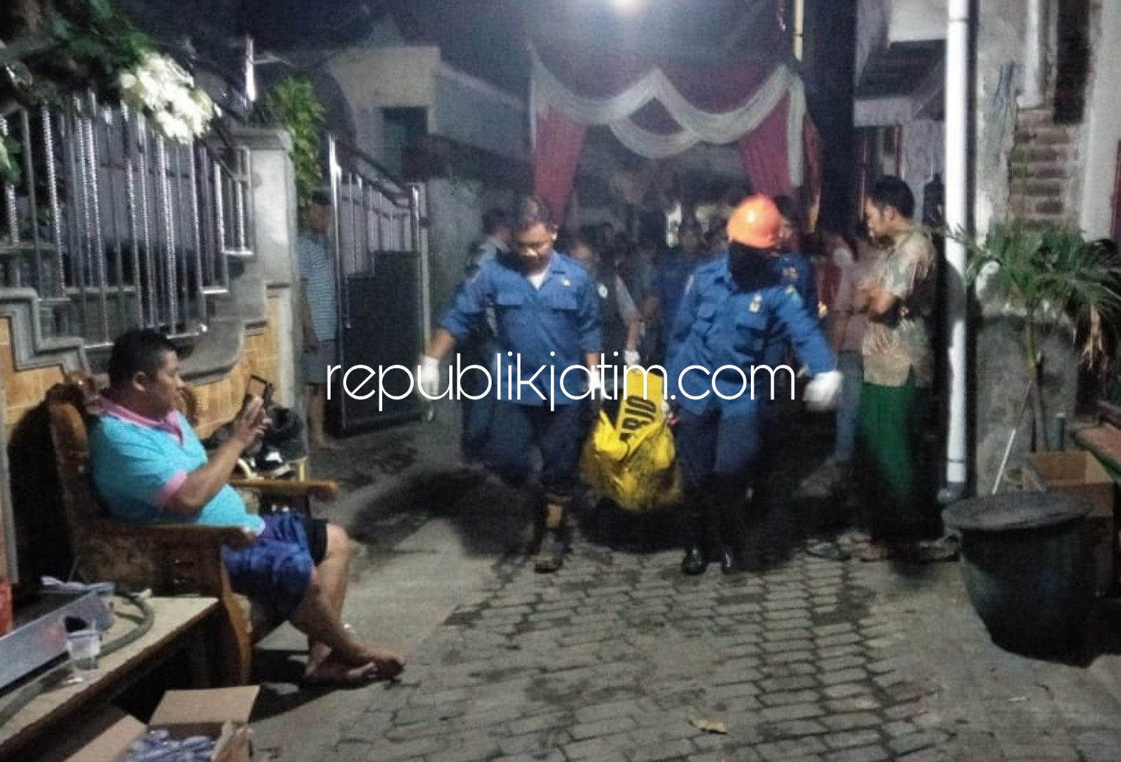 TEWAS - Pasangan suami istri (Pasutri) Sujarno dan Suwarni warga Desa Berbek, Kecamatan Waru, Sidoarjo tewas di kamarnya karena rumahnya ludes terbakar, Senin (17/09/2018) dini hari.