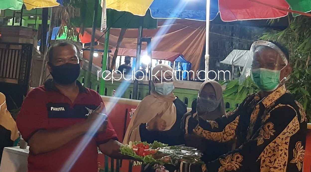 PAMERAN - Salah satu produk UMKM kue basah Lumpia Rebung paling diminati ibu-ibu PKK saat Festival Kampung Bambu Desa Seketi, Kecamatan Balongbendo, Sidoarjo, Kamis (17/09/2020) malam.