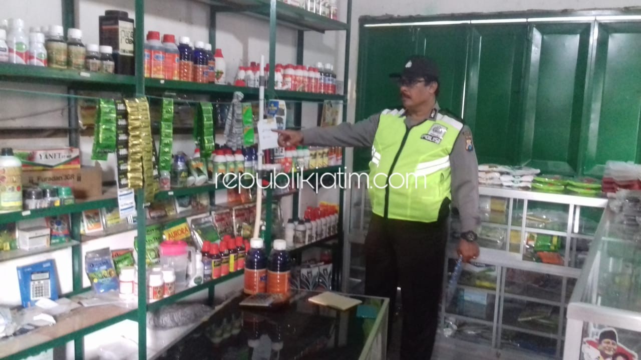 OLAH TKP - Sejumlah petugas Polsek Mlarak menggelar olah TKP kasus pencurian di toko obat-obatan pertanian milik Sunarto di Dusun Gunungsari, Desa/Kecamatan Mlarak, Ponorogo, Selasa (17/09/2019).