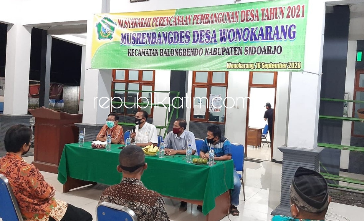 RAPAT - Sejumlah warga mengikuti Musrengbangdes Wonokarang, Kecamatan Balongbendo, Sidoarjo, Rabu (16/09/2020) malam. 