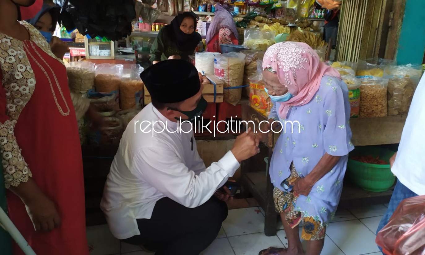 TAMPUNG ASPIRASI - Cabup Bambang Haryo Soekartono (BHS) berdialog dengan pedagang Pasar Larangan, Kecamatan Candi, Sidoarjo untuk menampung aspira dan keinginan para pedagang soal rencana revitalisasi pasar tradisional itu, Jumat (18/09/2020).