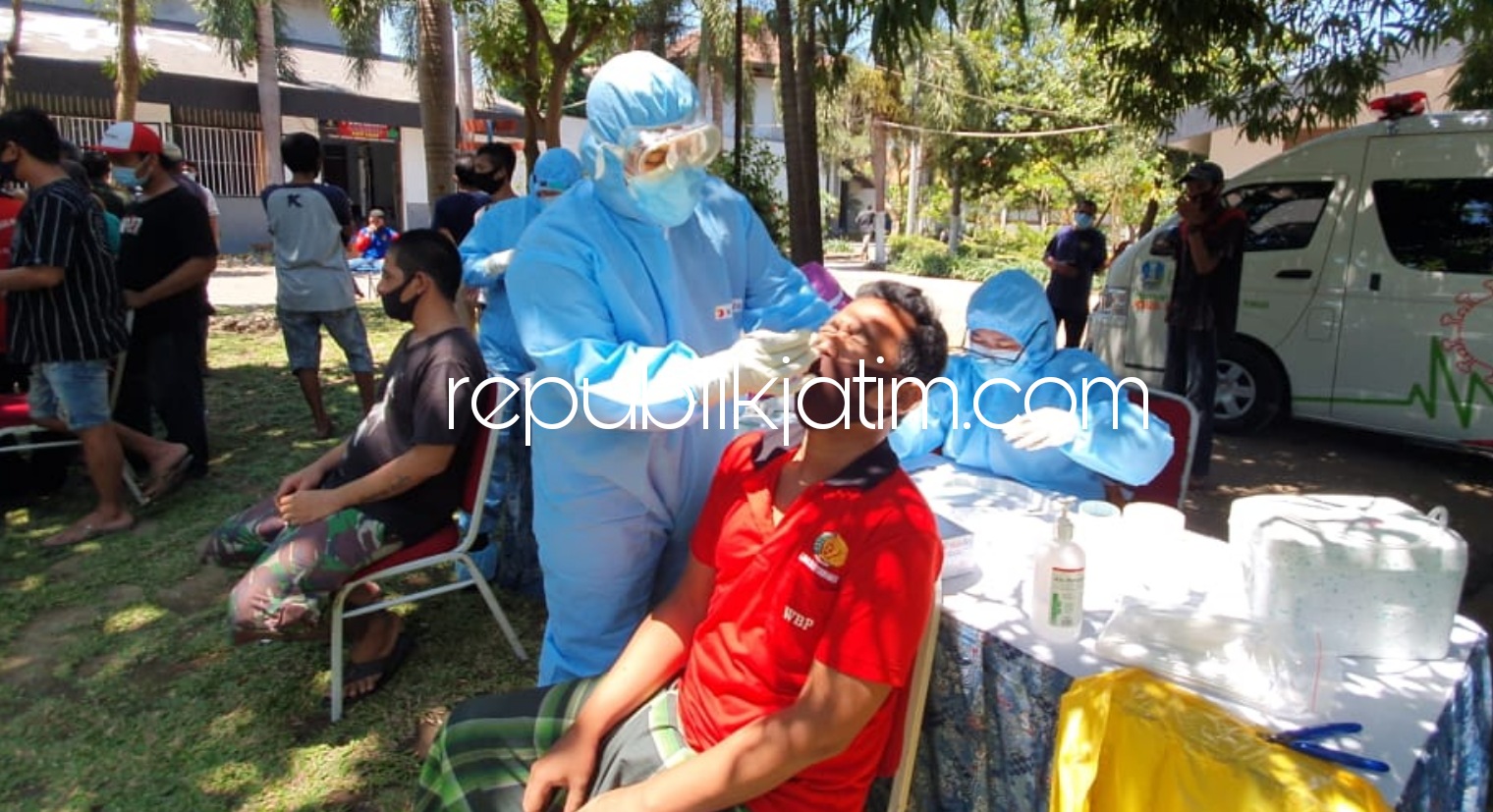 SWAB TEST - Sebanyak 200 penghuni dan pegawai Lapas Kelas I Surabaya di Desa Kebonagung, Kecamatan Porong, Sidoarjo mengikuti swab test (tes usap) sebagai upaya deteksi dini penanganan Covid-19 bagi penghuni Lapas, Jumat (18/09/2020).