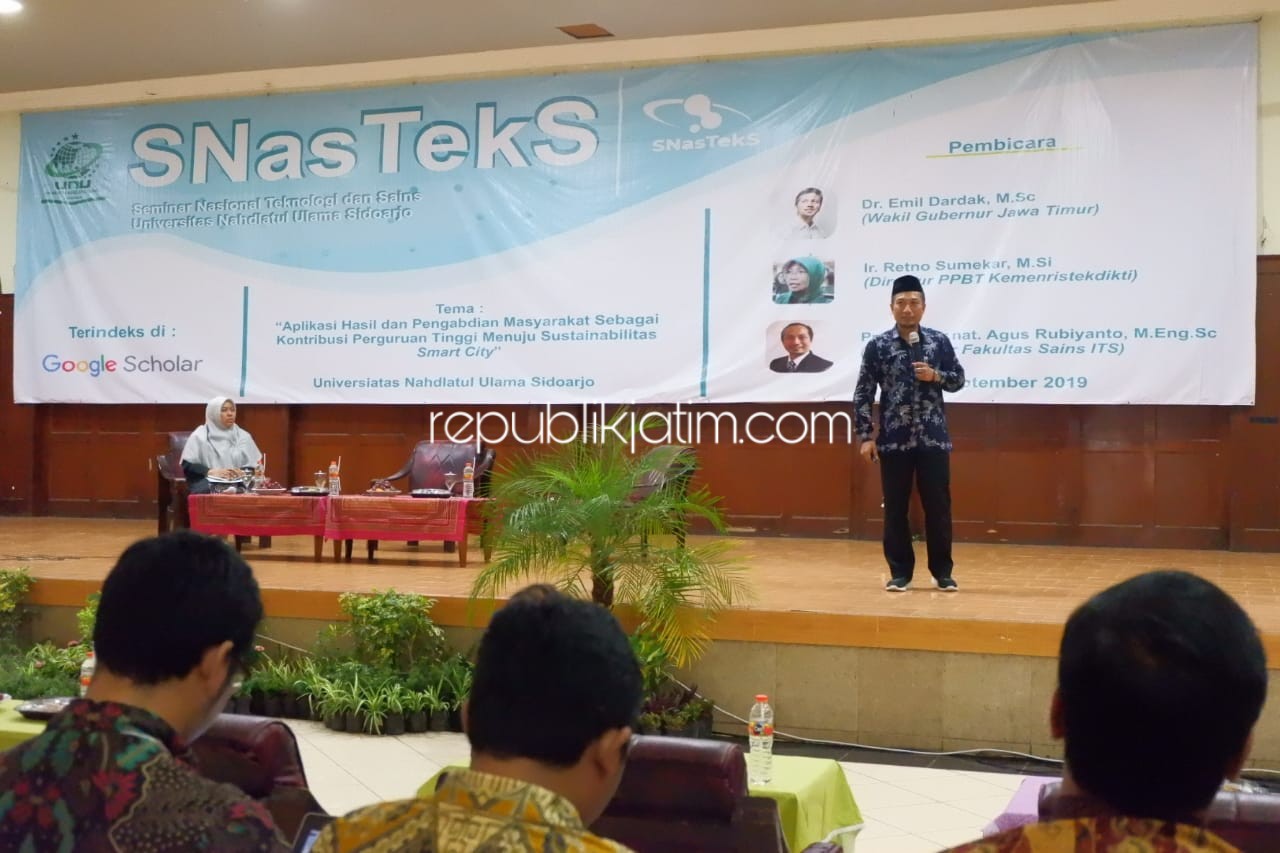 SEMINAR - Guru Besar Institute Teknologi Surabaya (ITS), Prof Agus Rubiyanto memberi paparan soal teknologi 4.0 dalam Seminar Nasional Teknologi dan Sains di Gedung Rahmatul Ummah, Unusida, Rabu (18/09/2019).