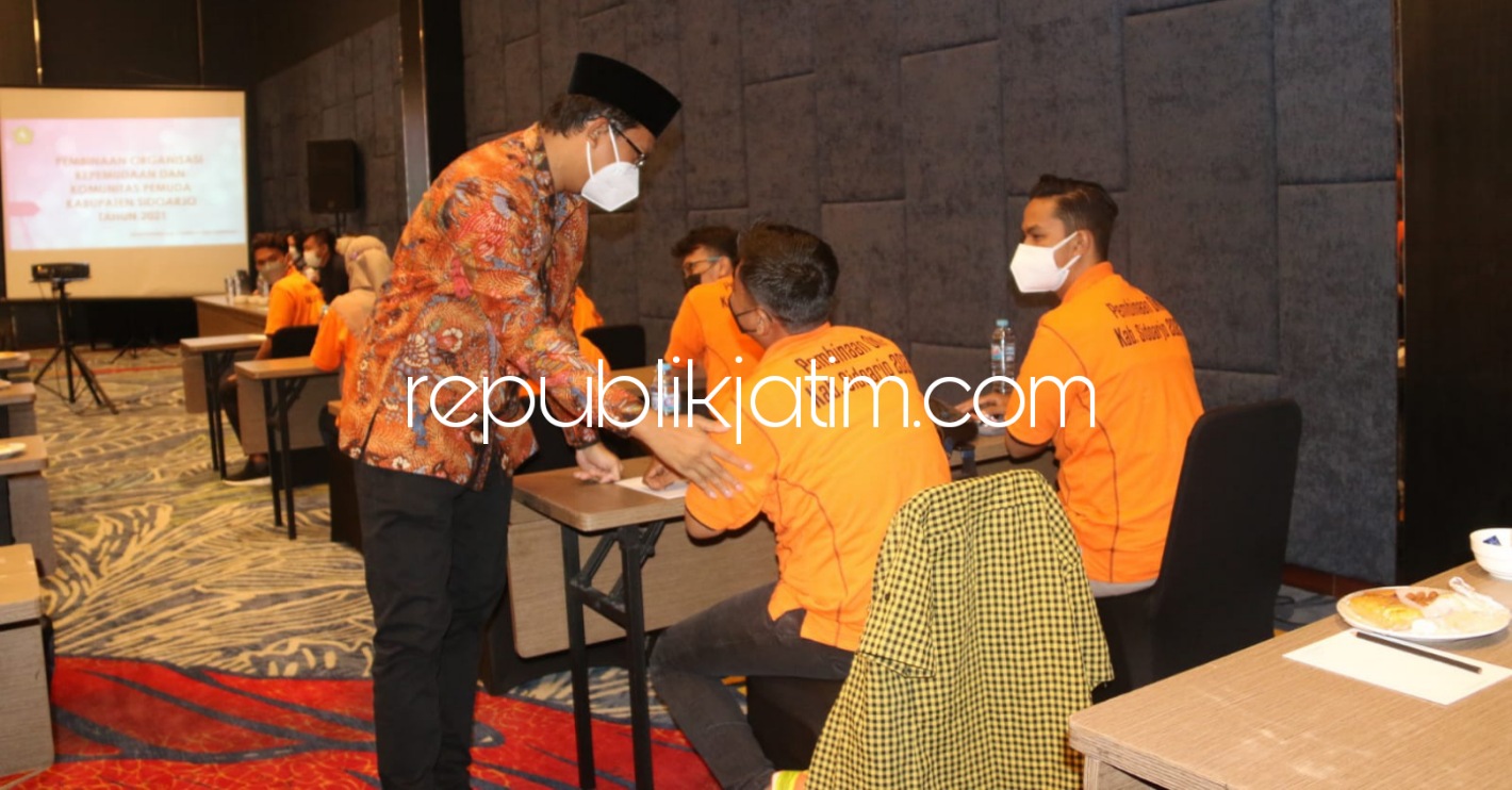 MOTIVASI - Bupati Sidoarjo Ahmad Muhdlor Ali (Gus Muhdlor) mengajak pemuda untuk terus mengembangkan diri dan mengasah potensinya saat membuka pembinaan Organisasi Kepemudaan dan Komunitas Pemuda yang digelar di Hotel Luminor, Sidoarjo Sabtu (18/09/2021).