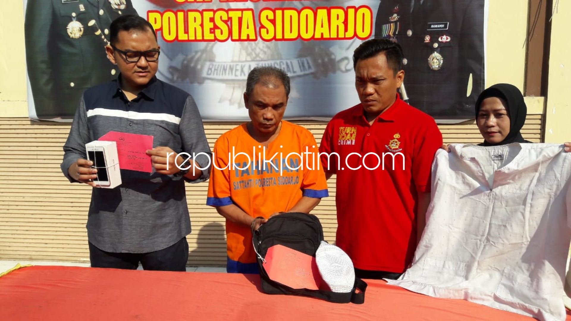 TERTUNDUK LESU - Tersangka raja copet, Eko Irianto (60) warga Kelurahan Kendangsari, Kecamatan Tenggilis Mejoyo, Kota Surabaya diringkus polisi bersama barang buktinya sebuah Hand Phone (HP) curiannya bersama perlengkapan mencopetnya, Selasa (18/09/2018).