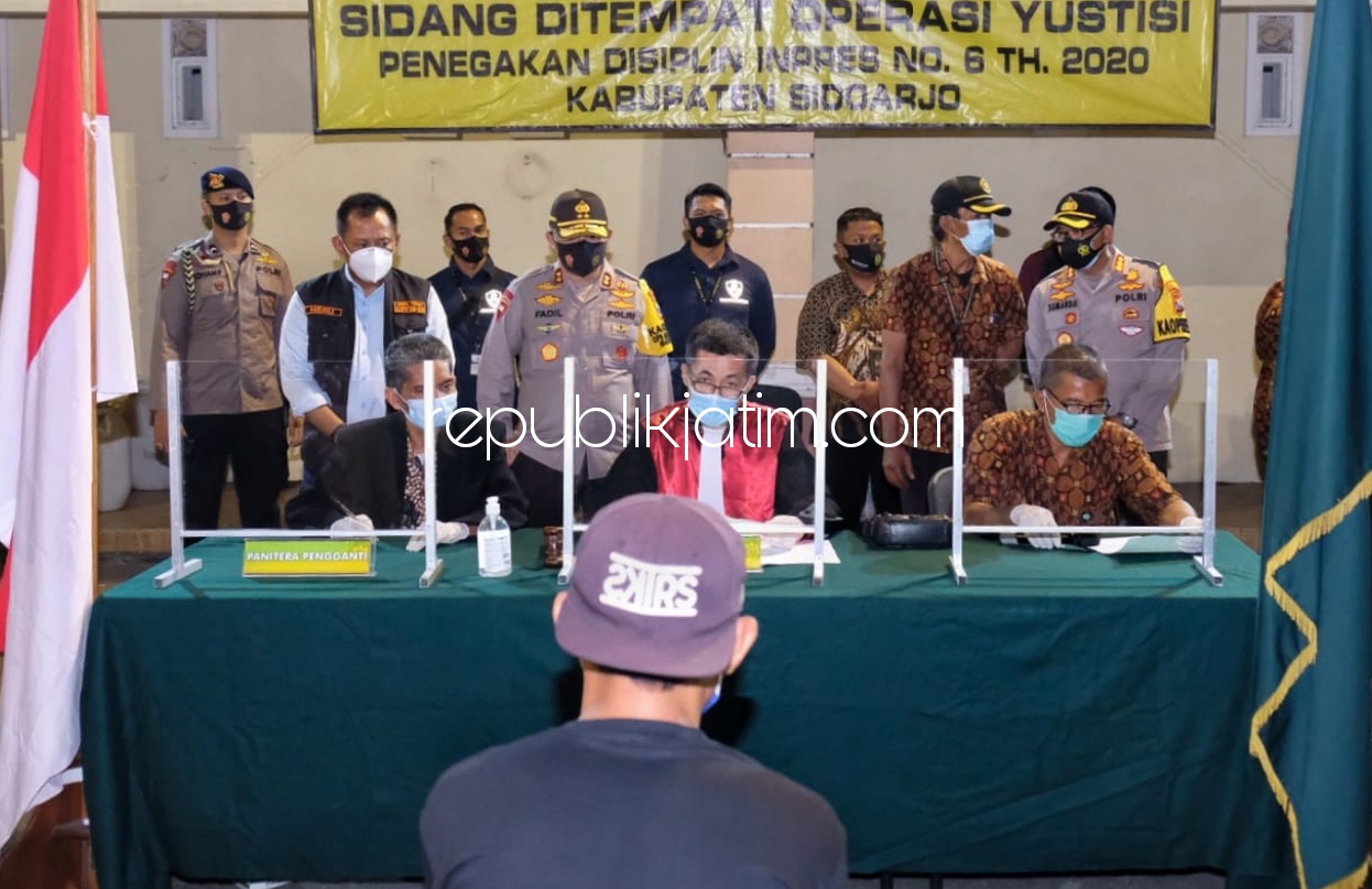 PELANGGAR - Ratusan pelanggar protokol kesehatan tidak menggunakan masker menjalani sidang di tempat di Waru disaksikan Kapolda, Pangdam V Brawijaya dan Forkopimda Sidoarjo di Korem 084/BJ, Kamis (17/09/2020) malam.