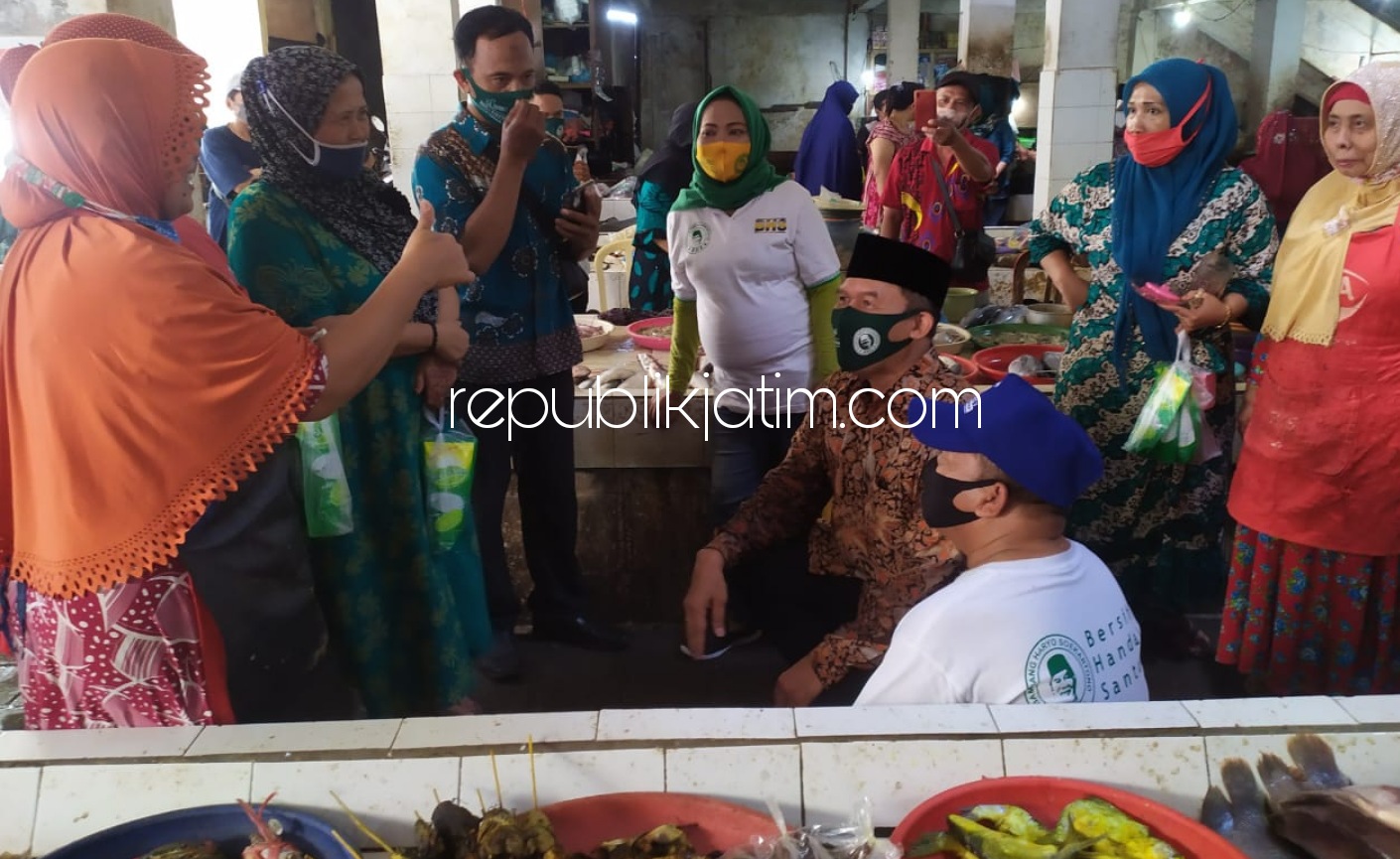 TAMPUNG ASPIRASI - Cabup Sidoarjo, Bambang Haryo Soekartono (BHS) dan tim berdialog dengan para pedagang Pasar Wadungasri, Kecamatan Waru, Sidoarjo agar bisa memprioritaskan pembangunan pasar tradisional itu, Sabtu (19/09/2020).