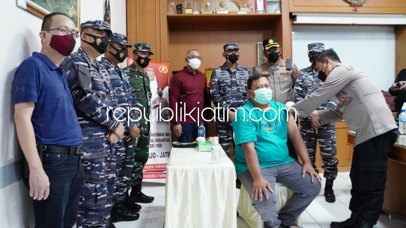 BAKSOS - Alumni AKABRI 1998 (Nawahasta) di wilayah Sidoarjo dan sekitarnya menggelar vaksinasi dan bakti sosial (Baksos) bagi masyarakat terdampak Covid-19 di Desa Sidodadi, Kecamatan Taman, Sidoarjo, Minggu (19/09/2021).