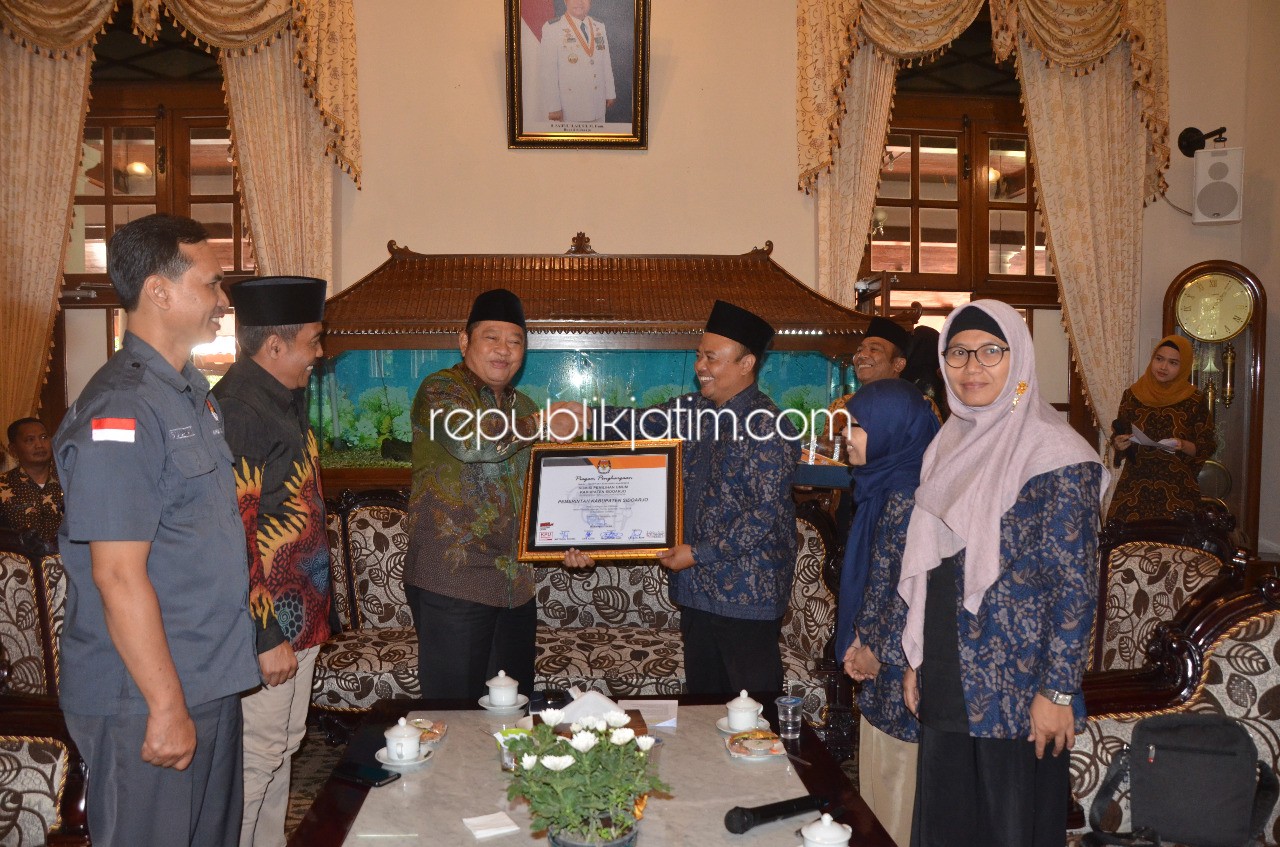 PENGHARGAAN - Ketua KPU Sidoarjo, M Iskak memberikan penghargaan ke Bupati Sidoarjo atas suksesnya penyelenggaraan Pileg dan Pilpres Tahun 2019 di Pendopo Delta Wibawa, Kamis (19/09/2019).