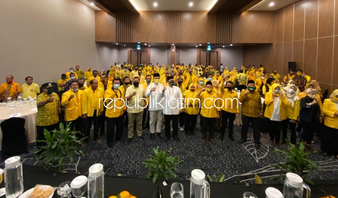 KONSOLIDASI - Pasangan Calon (Paslon) Bupati Bambang Haryo Soekartono (BHS) dan Wakil Bupati M Taufiqulbar mengikuti acara konsolidasi dan menandatangani pakta integritas Partai Golkar di Hotel Aston Sidoarjo, Sabtu (19/09/2020) petang.