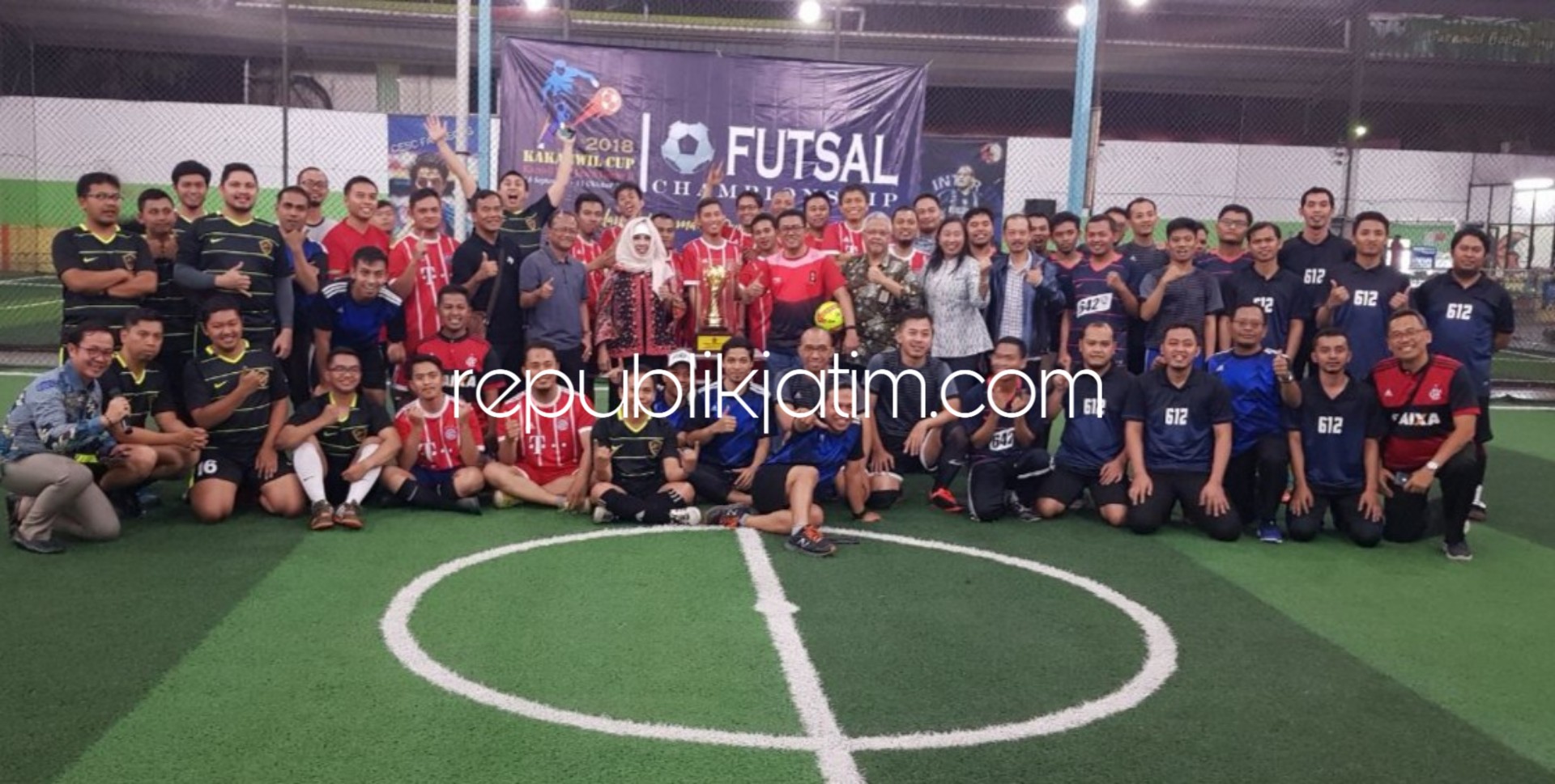 BUKA TURNAMEN - Kepala Kanwil DJP Jatim II, Neilmaldrin Noor dan para Kepala KPP serta peserta Turnamen Futsal Kakanwil Cup 2018 dalam pembukaan di lapan Zuper Futsal, Buduran, Sidoarjo, Selasa (18/09/2018) malam.