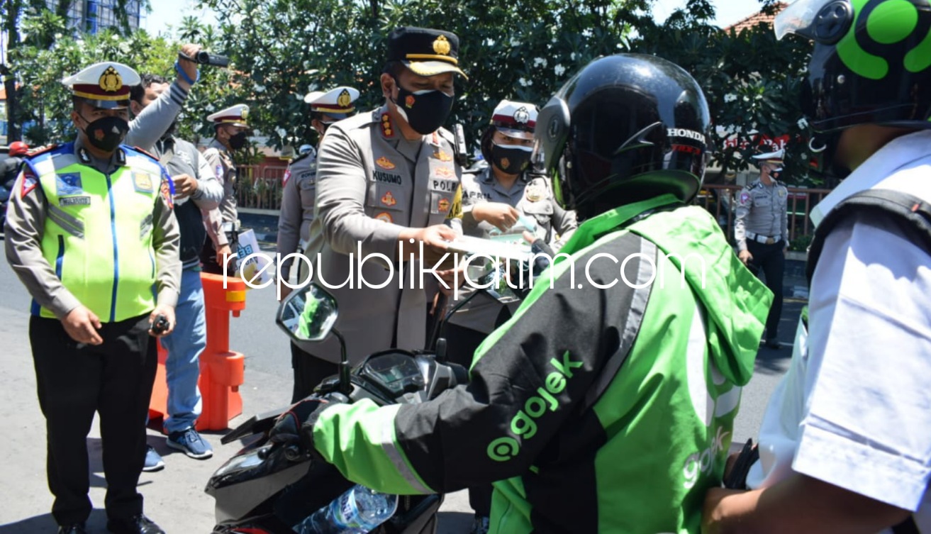 BAGI MASKER - Kapolresta Sidoarjo Kombes Pol Kusumo Wahyu Bintoro didampingi Kasat Lantas Sidoarjo AKP Yanto Mulyanto turut membagikan masker dan paket sembako ke pengguna jalan di JL Raya Waru - Sidoarjo, Senin (20/09/2021).