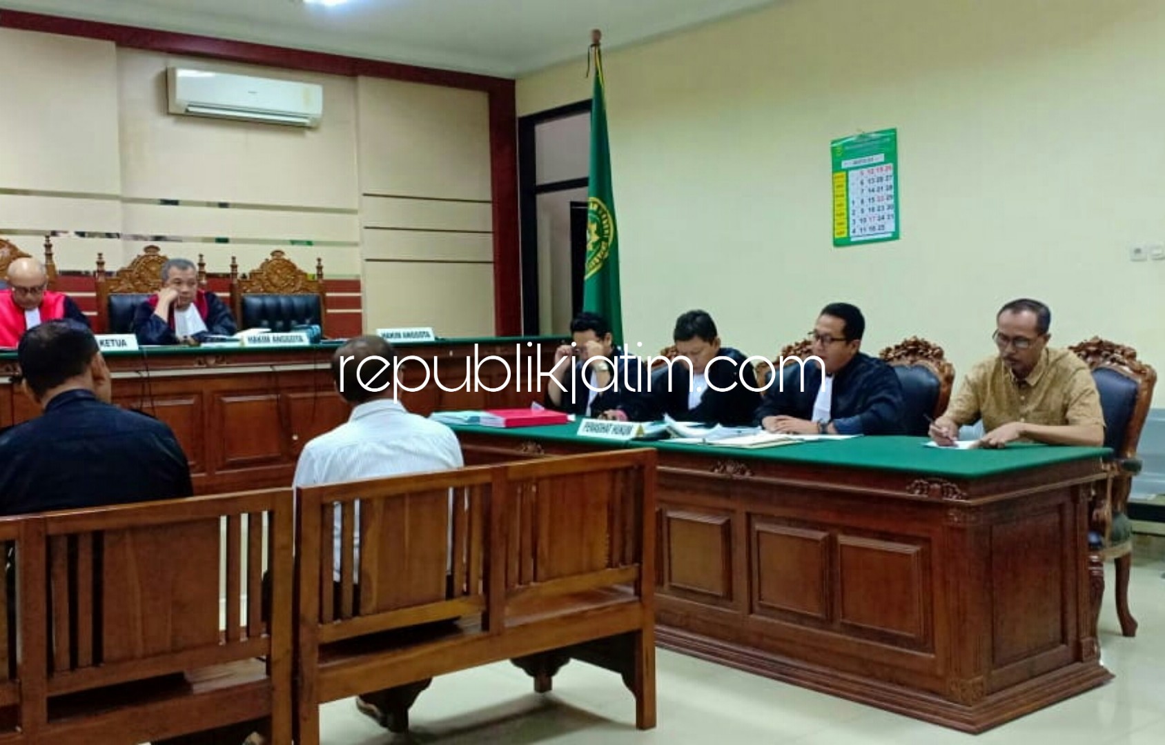 DIVONIS BERAT - Kades Wonokupang, Kecamatan Balongbendo, Sidoarjo, Heri Suryanto divonis 3 tahun penjara dalam sidang putusan di Pengadilan Tipikor Surabaya di Juanda, Sidoarjo, Rabu (19/09/2018).