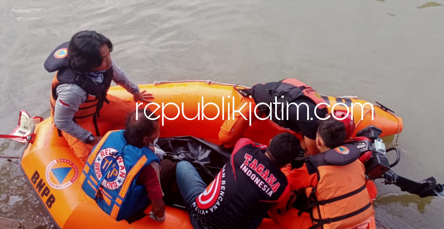 EVAKUASI - Pria yang dikabarkan tenggelam di Sungai Prambon ditemukan dalam kondisi meninggal dunia dengan pakaian masih lengkap, Senin (20/09/2021) petang.