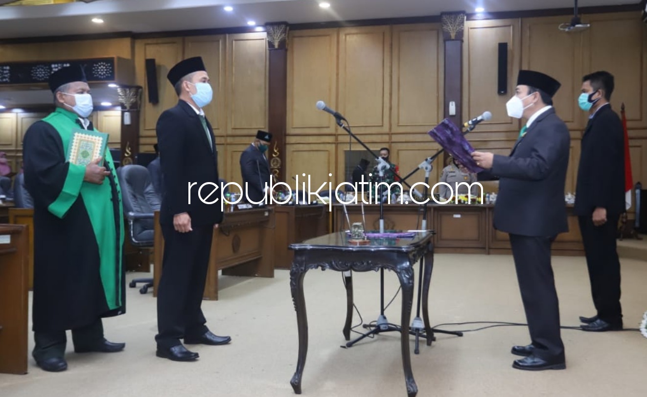 PAW - Ketua DPRD Sidoarjo, Usman mengambil sumpah anggota Fraksi PKB DPRD Sidoarjo, Achmad Muzayyin menggantikan Aminulloh (almarhum) dari Dapil 6 (Waru-Gedangan) dalam paripurna, Sabtu (19/09/2020).