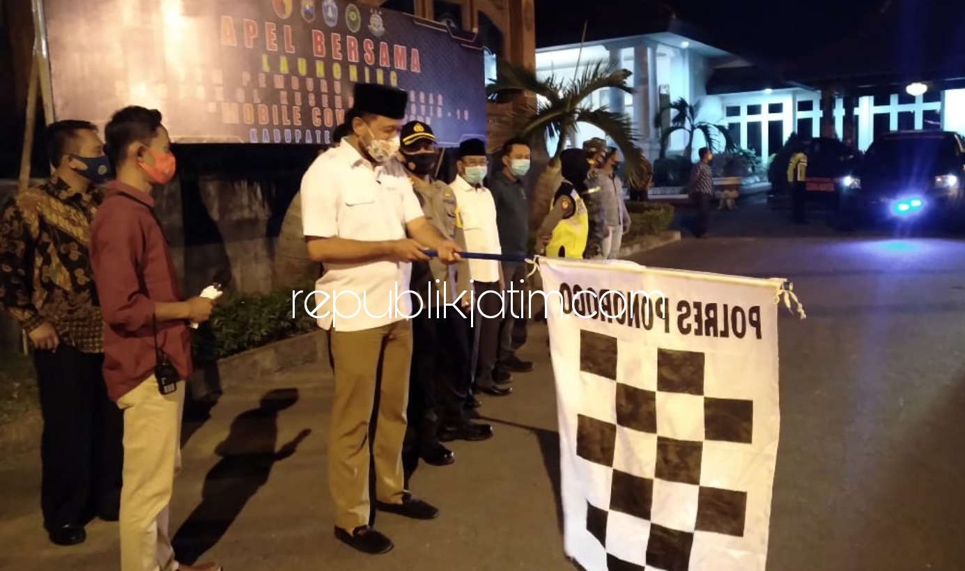 BERANGKATKAN - Bupati Ponorogo, Ipong Muchlissoni saat memberangkatkan petugas gabungan untuk razia masker, Sabtu.(19/09/2020) malam.