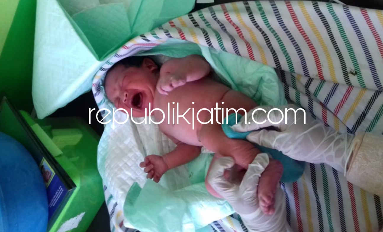 SEHAT - Bayi perempuan seberat 3,1 gram diselamatkan di Puskesmas Sukodono, Sidoarjo sebelum ditemukan siapa pelaku pembuang bayi malang itu, Senin (20/09/2021).