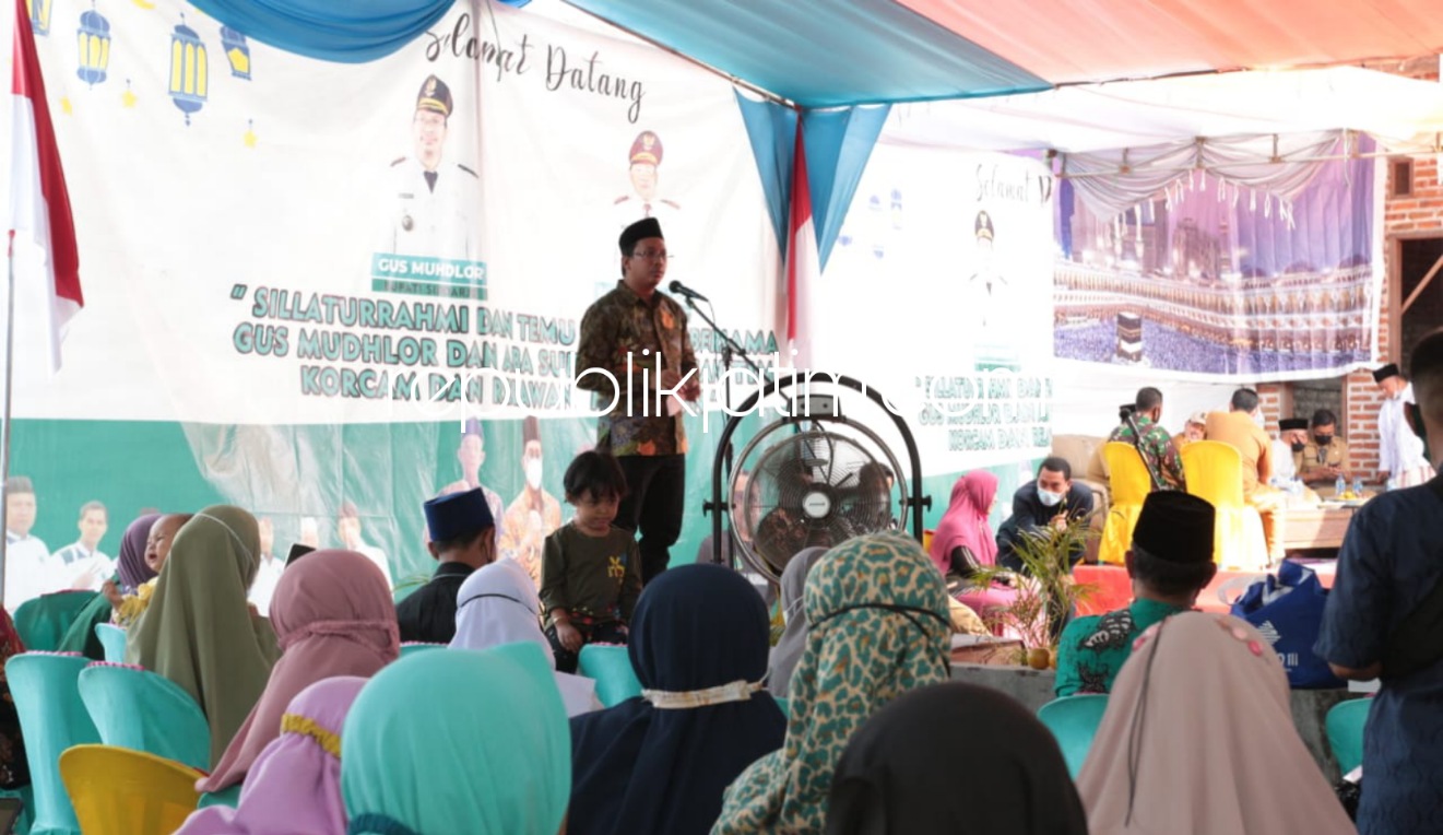 ASPIRASI - Bupati Sidoarjo, Ahmad Muhdlor Ali (Gus Muhdlor) membagikan sembako bantuan sosial (Bansos) sekaligus menampung aspirasi warga Desa Trompoasri, Kecamatan Jabon, Sidoarjo, Senin (20/09/2021). 