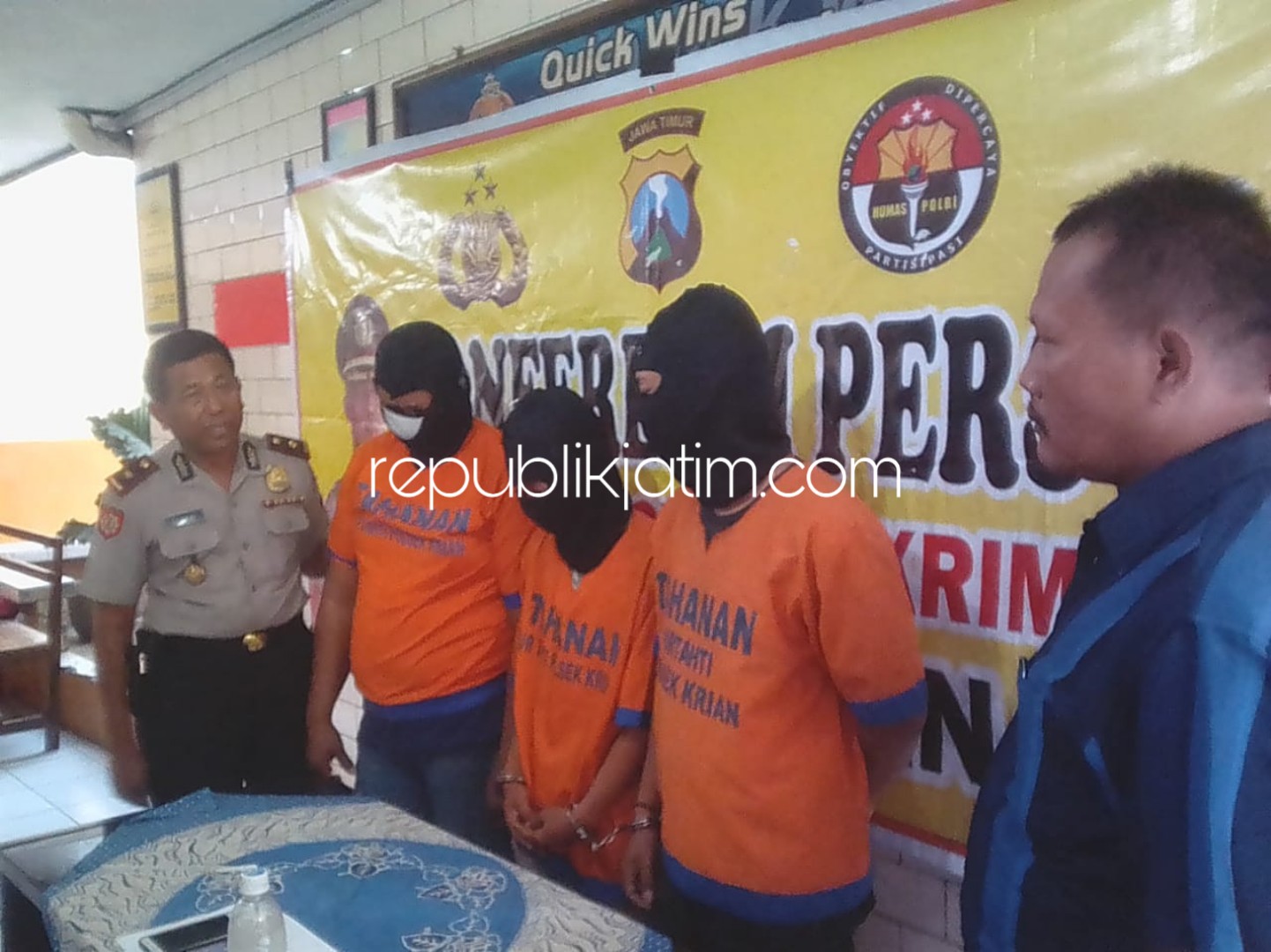 DIRINGKUS - Tiga pemuda Veri Versianto (18), warga Sedapur, Desa Bakalan, Kecamatan Sumobito, Jombang, Bagus Sukma Wibowo (22) dan Drajat Sunianto (31) warga Dusun Parengan, Desa Kraton, Kecamatan Krian, Sidoarjo diringkus polisi, Kamis (20/09/2018).
