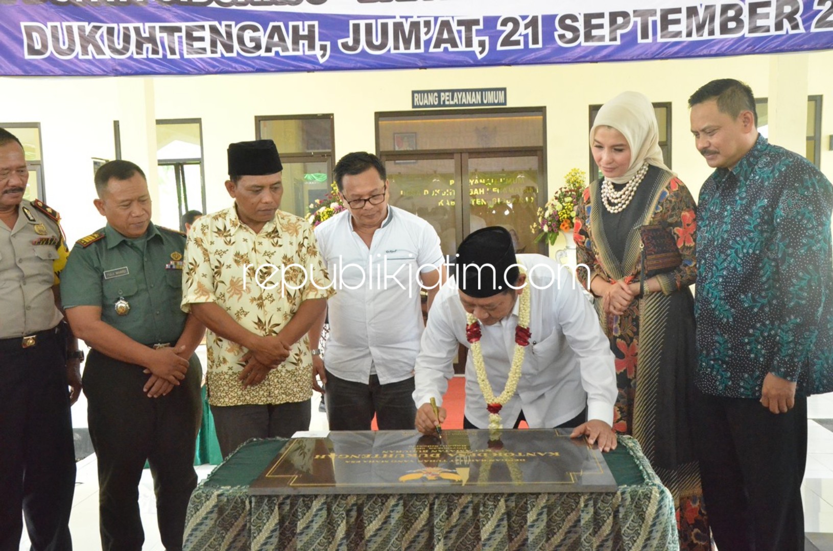 RESMIKAN - Bupati Sidoarjo, Saiful Ilah meresmikan kantor Balai Desa Dukuhtengah, Kecamatan Buduran, Sidoarjo dengan menandatangani prasasti peresmian, Jumat (21/09/2018).