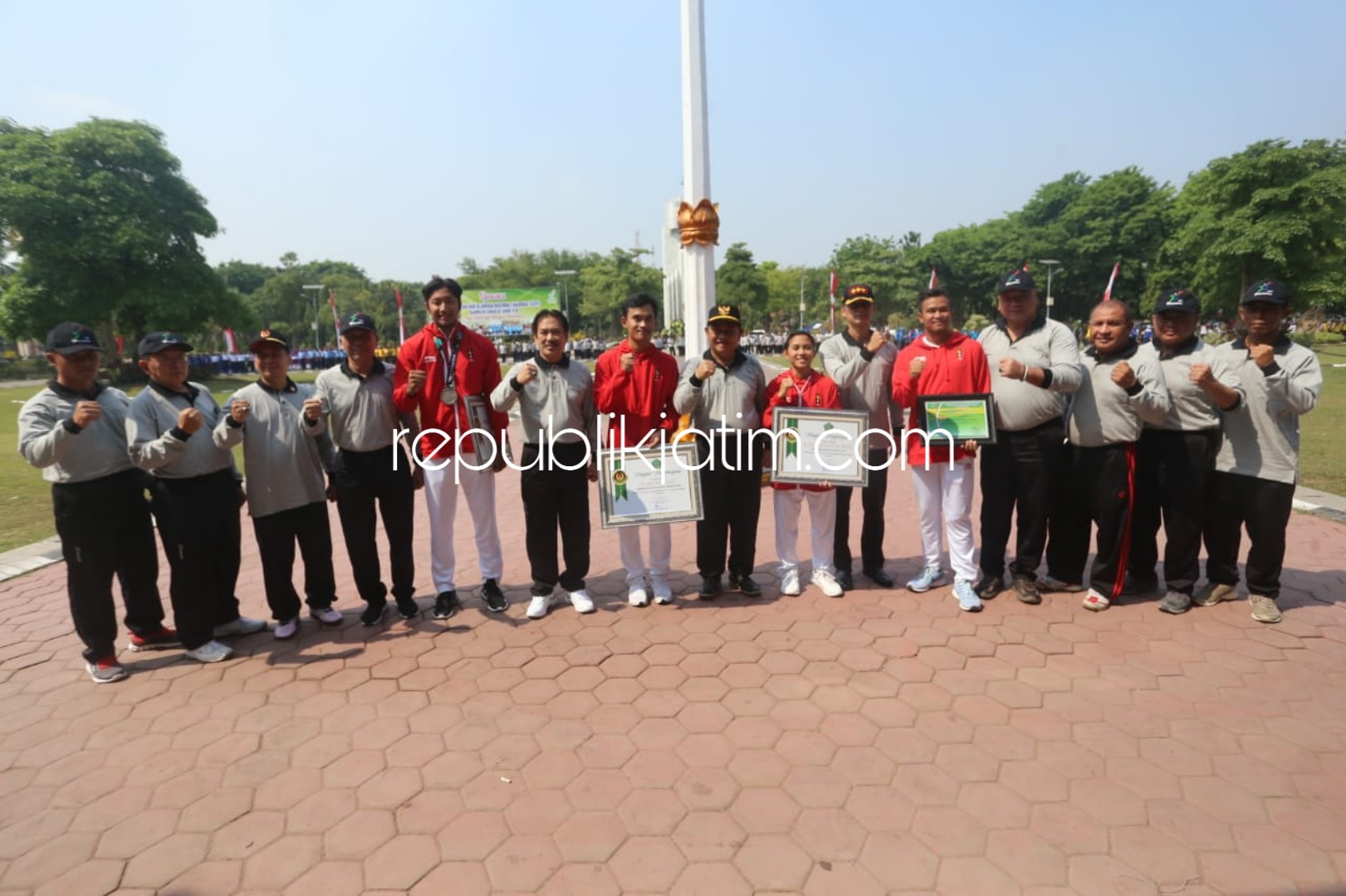 PENGHARGAAN - Bupati Sidoarjo, Saiful Ilah memberikan penghargaan 4 atlet Sidoarjo yang berhasil mengharumkan nama Sidoarjo dalam Asian Games 2018 di Haornas, Jumat (21/09/2018).