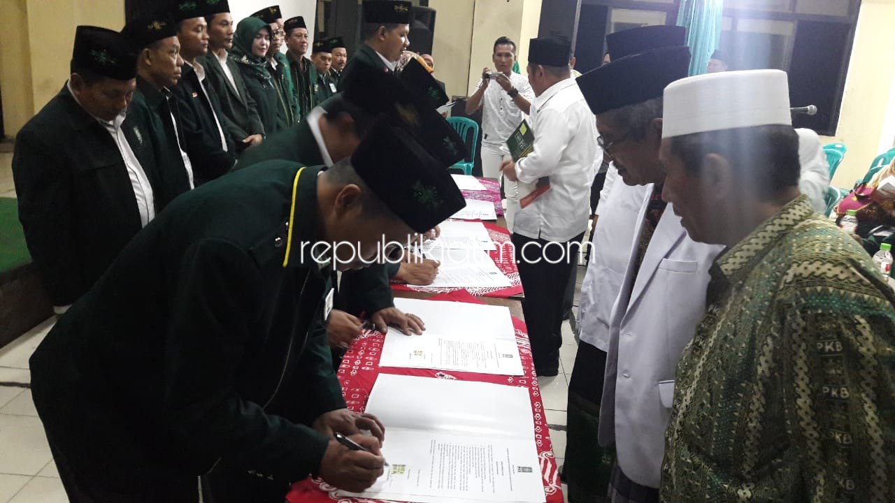 KOMITMEN - Sebanyak 16 anggota Fraksi PKB Sidoarjo menandatangani komitmen bersama agar tidak mbalelo usai dibaiat para kiai PCNU Sidoarjo di kantor DPC PKB Sidoarjo, Jumat (20/08/2019) malam.