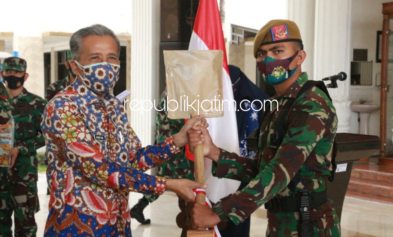 TMMD - Plh Bupati Sidoarjo, Ahmad Zaini menyerahkan alat pertukangan tanda dimulainya program TNI Manunggal Membangun Desa (TMMD) ke 109 Tahun 2020 di Sidoarjo yang dilaksanakan di Desa Kedungkembar Kecamatan Prambon, Selasa (22/09/2020).