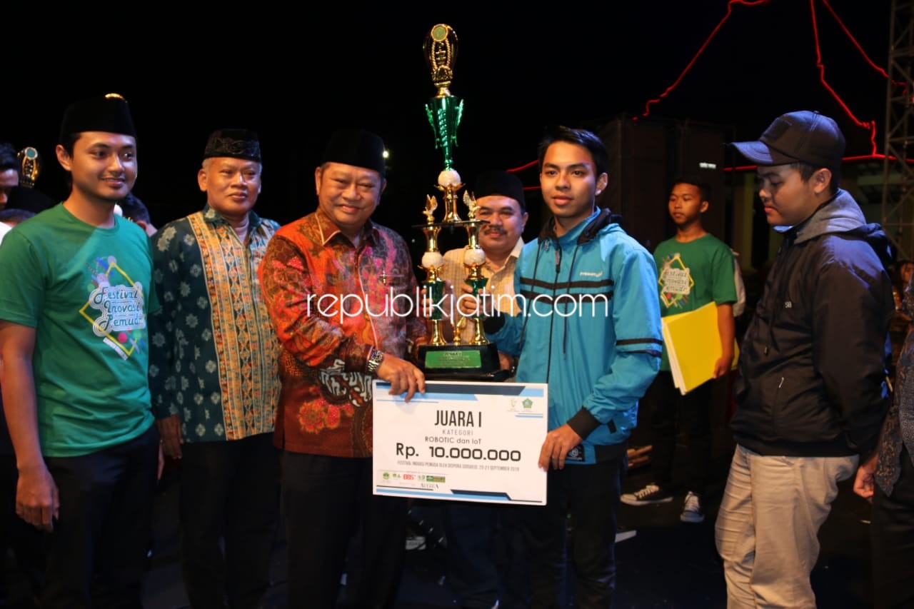HADIAH - Bupati Sidoarjo, Saiful Ilah menyerahkan hadiah bagi para pemenang Festival dan Inovasi Pemuda Tahun 2019 di Alun-Alun Sidoarjo, Sabtu (21/09/2019) malam.