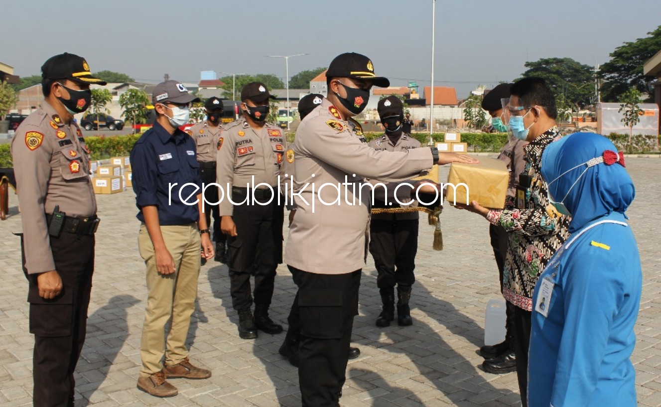 BAGIKAN APD - Wakapolresta Sidoarjo AKBP Deny Agung Andriana memimpin penyaluran bantuan 1.000 APD dan 1.000 masker kepada beberapa rumah sakit rujukan pasien Covid-19 di Sidoarjo di Polresta Sidoarjo, Selasa (22/09/2020). 
