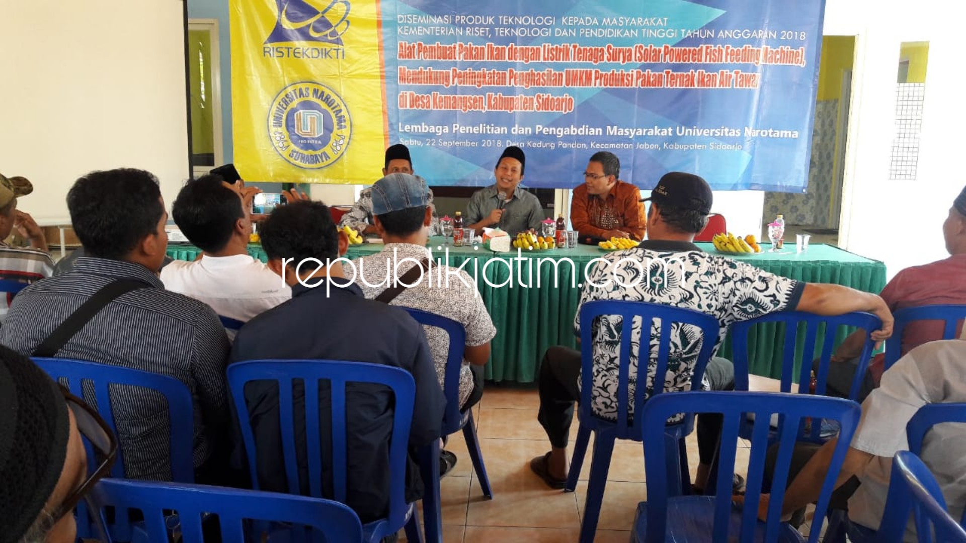 PEMBEKALAN - Wakil Ketua Komisi VII DPR RI, Syaikhul Islam Ali memberikan pembekalan kepada ratusan warga di Desa Kedungpandan, Kecamatan Jabon, Sidoarjo tentang produksi pakan ikan menggunakan mesin tenaga surya, Sabtu (22/09/2018).
