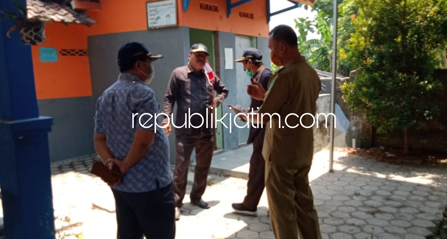 SIDAK - Anggota dan pimpinan Komisi C DPRD Sidoarjo sidak ke sejumlah bangunan SDN dan SMPN yang ada di Sidoarjo termasuk SDN 1 Waung, Kecamatan Krembung dan SMPN 1 Sukodono yang sebagian bangunan sekolah rusak belum diperbaiki, Senin (21/09/2020).