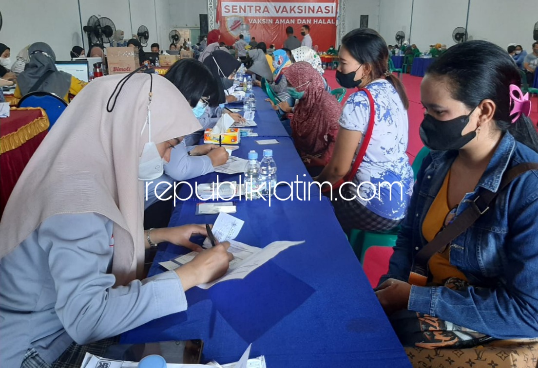 VAKSIN - Pemkab Sidoarjo mendistribusikan pelaksanaan vaksin 2.000 dosis bagi masyarakat umum di gedung serba guna PT Karya Bintang Mandiri (KBM) Desa Kemangsen, Kecamatan Balongbendo, Sidoarjo, Selasa (22/09/2021).