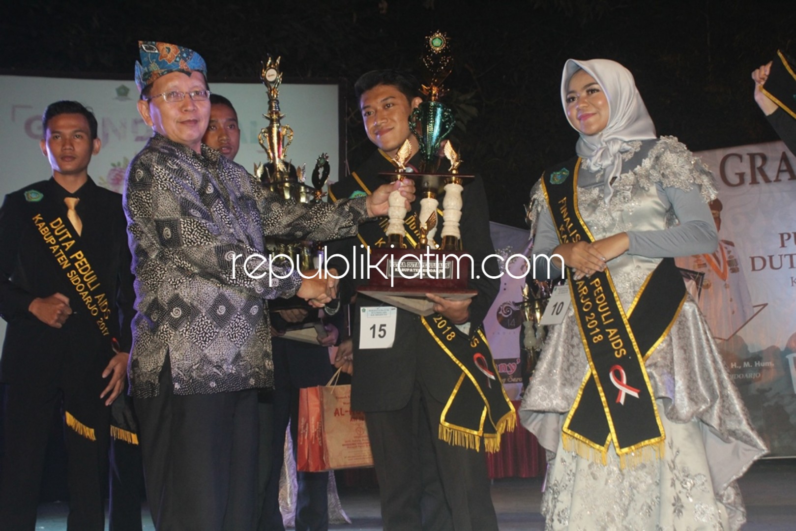 JUARA - Kepala Dinas Pemuda, Olahraga dan Pariwisata, Pemkab Sidoarjo, Djoko Supriyadi menyerahkan tropi untuk para juara yang terpilih sebagai Duta Peduli AIDS Sidoarjo di Pazkul, KNV, Sidoarjo, Sabtu (22/09/2018) malam.