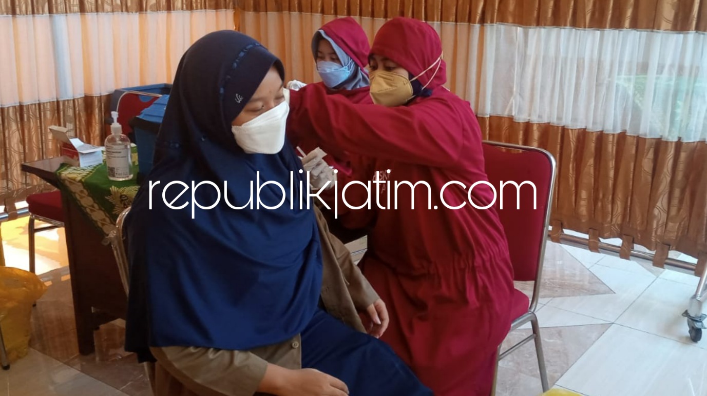 VAKSINASI - Tim tenaga kesehatan (Nakes) Puskesmas Taman melaksanakan vaksinasi di Smamita Sidoarjo untuk pelajar dari sekolah lainnya di Kecamatan Taman, Kamis (23/09/2021). 