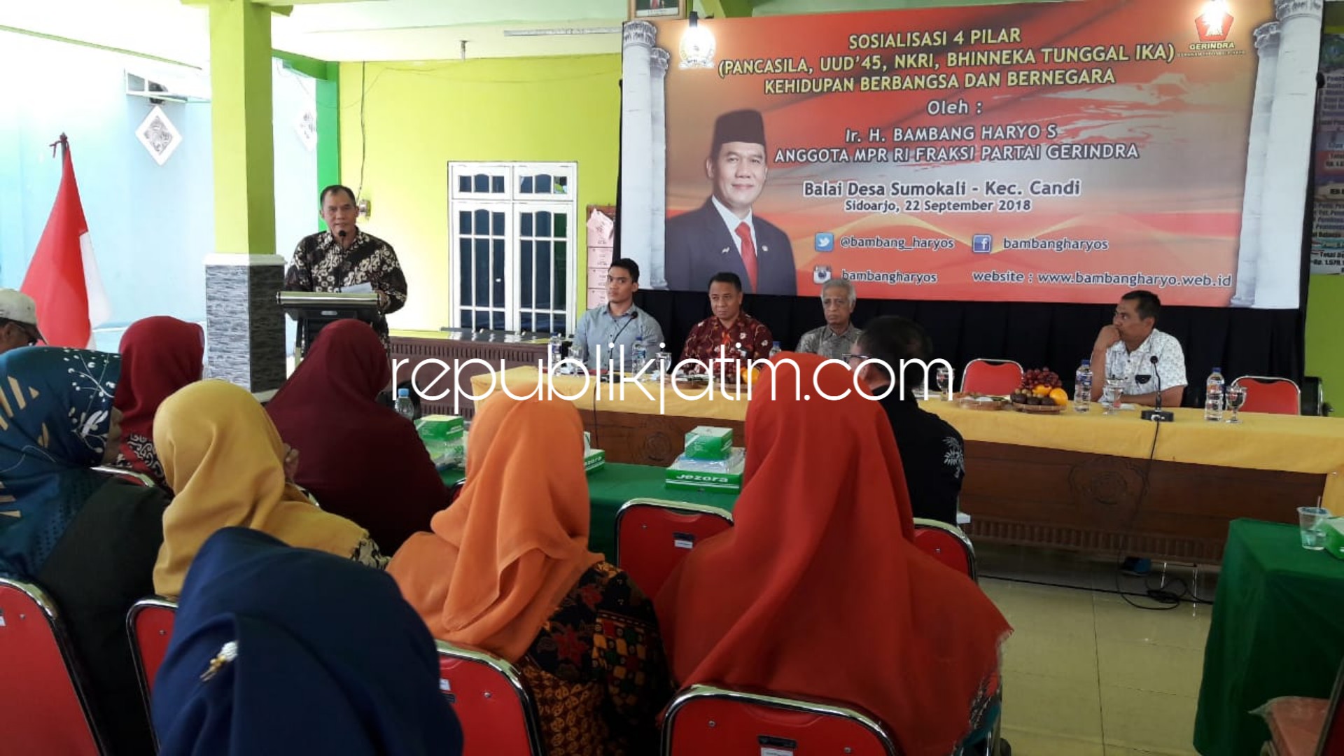 PAPARAN - Anggota MPR RI, Bambang Haryo Soekartono memberikan pemaparan kepada ratusan peserta sosialisasi 4 pilar kebangsaan yang digelar di Kantor Desa Sumokali, Kecamatan Candi, Sidoarjo, Sabtu (22/09/2018).