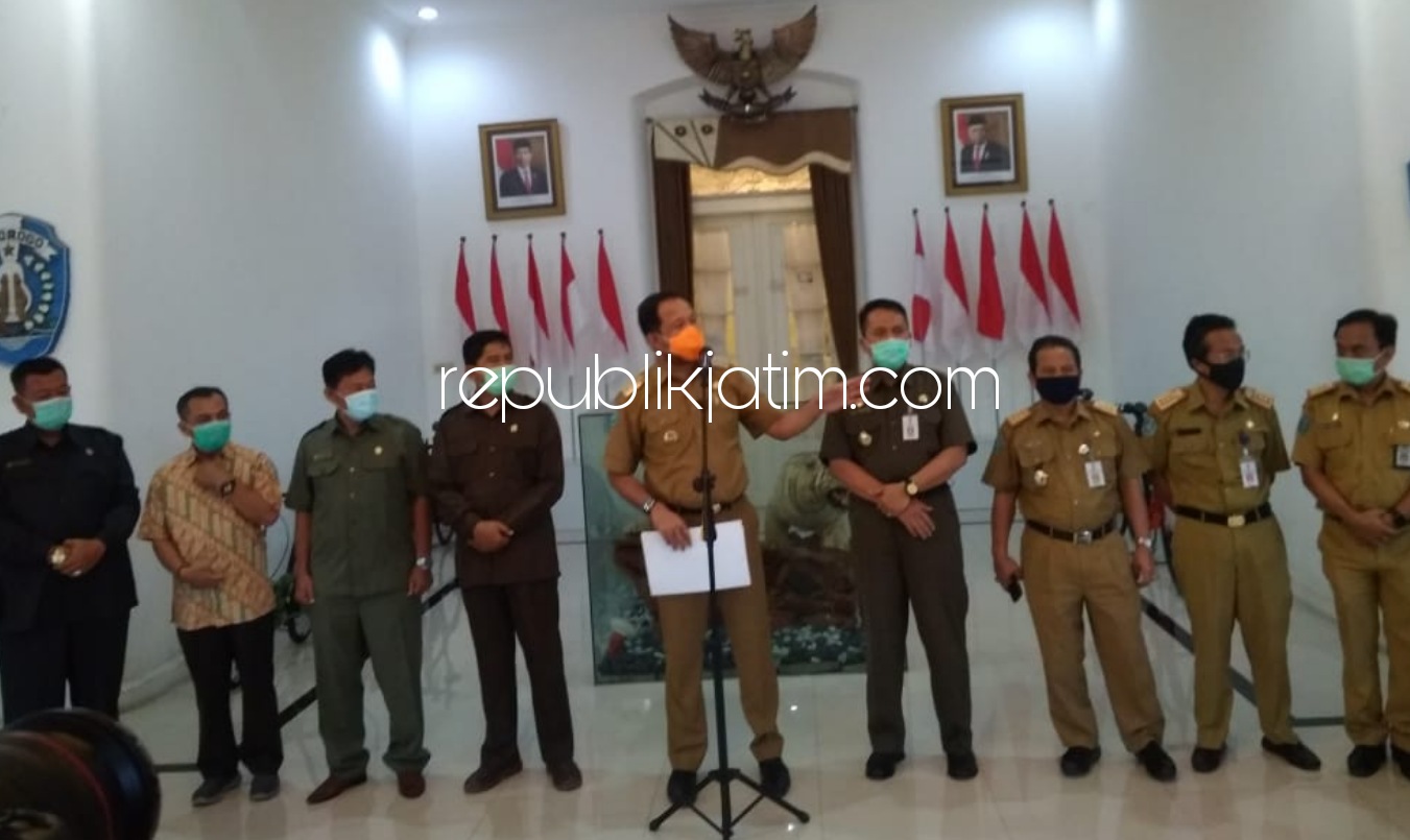 PAPARAN - Bupati Ponorogo, Ipong Muchlissoni saat memberi paparan di acara konfrensi Pers di Pendopo Ponorogo terkait Penandatangan Perjanjian Pinjaman dengan PT SMI senilai Rp 200 miliar, Selasa (22/09/2020) malam.