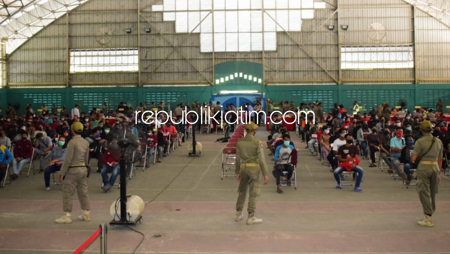 SIDANG - Sebanyak 733 pelanggar protokol kesehatan tidak menggunakan masker mengikuti sidang di Lapangan Indor Tennis GOR Sidoarjo, Kamis (24/09/2020).