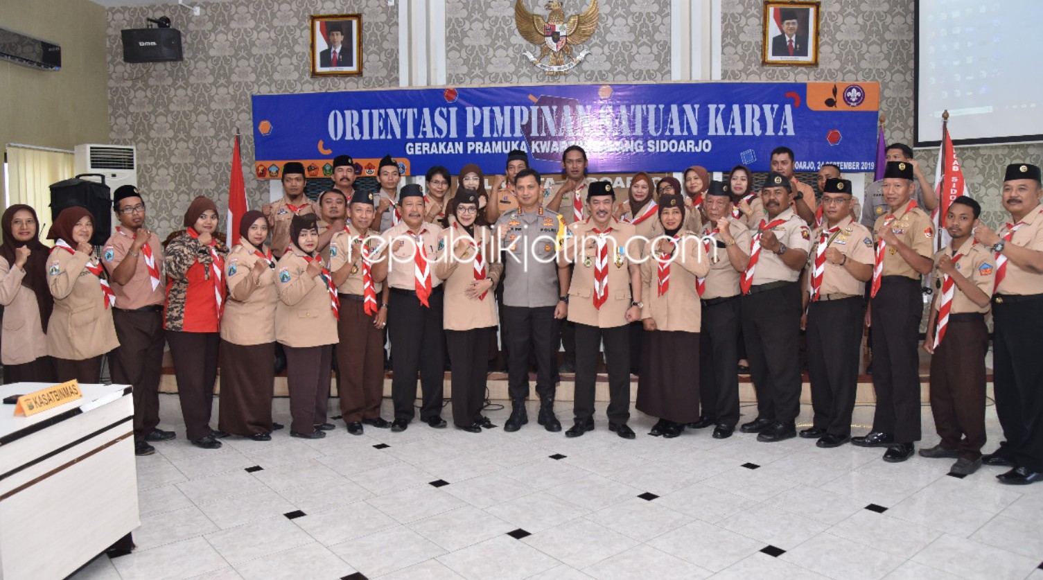 ORIENTASI - Wakil Bupati Sidoarjo, Nur Ahmad Syaifuddin selaku Ketua Kwarcab Sidoarjo didampingi Kapolresta Sidoarjo Kombes Pol Zain Dwi Nugroho membuka acara Orientasi Saka di Aula Polresta Sidoarjo, Selasa (24/09/2019). 