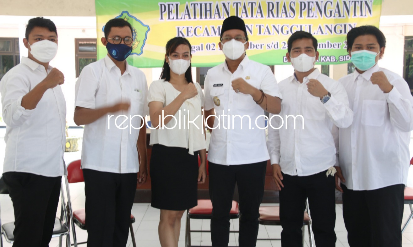 PAPARAN - Bupati Sidoarjo, Ahmad Muhdlor Ali (Gus Muhdlor) memberi paparan seusai menutup pelatihan Tata Rias di Pendopo Kecamatan Tanggulangin, Sidoarjo, Jumat (24/09/2021).