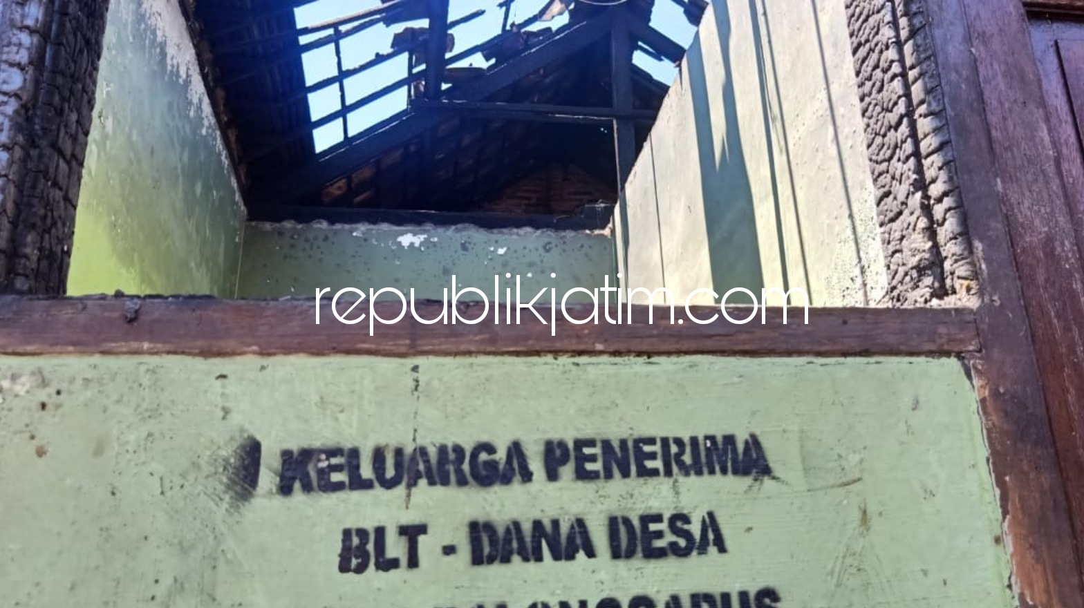 LUDES TERBAKAR - Rumah milik Ny Siti (38) warga Desa Balonggabus, Kecamatan Candi, Sidoarjo ludes diduga dibakar KR hingga menyebabkan bersama korban dan dua anaknya mengalami luka bakar, Rabu (23/09/2020) dini hari.