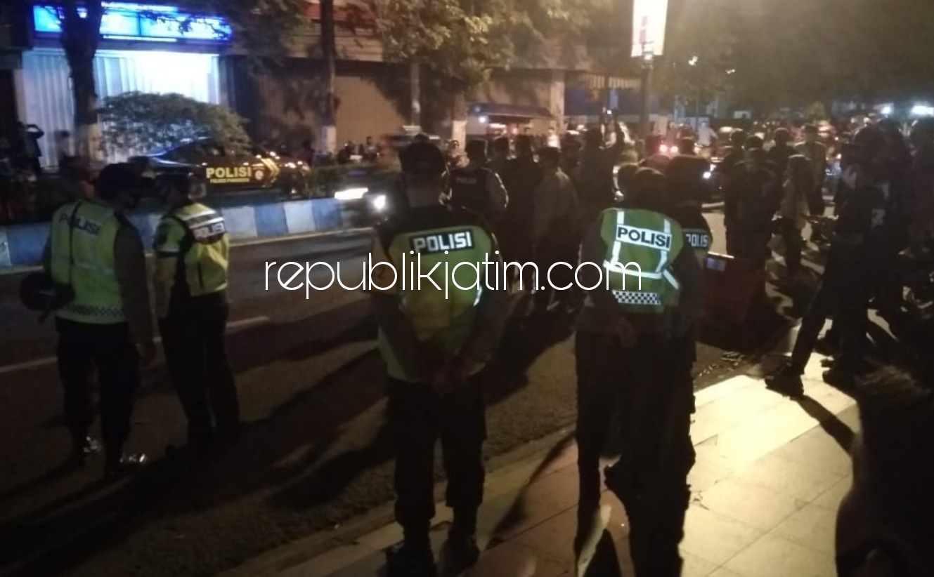 PENGAMANAN - Sebanyak 250 personil dikerahkan Kapolres Ponorogo untuk pengamanan pengundian nomor urut Paslon Bupati dan Wakil Bupati Ponorogo agar tetap tetib dan kondusif, Kamis (24/09/2020) malam.