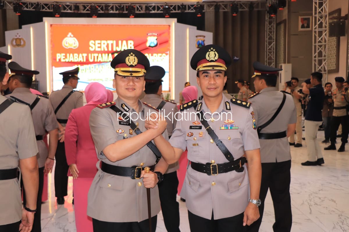 BERGANTI - AKBP Arief Fitrianto menjabat Kapolres Ponorogo menggantikan AKBP Radiant berjabat tangan usai prosesi serah terima jabatan di Polda Jatim, Senin (23/09/2019).