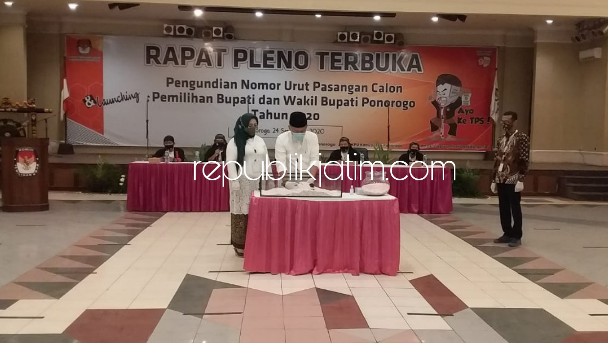 UNDIAN - Paslon Sugiri Sancoko - Lisdyarita dapat nomor urut 1 dan Paslon Ipong Muchlissoni - Bambang Tri Wahono mendapatkan nomor 2 dalam pengundian nomor urut yang digelar KPU Ponorogo, Kamis (24/09/2020) malam.