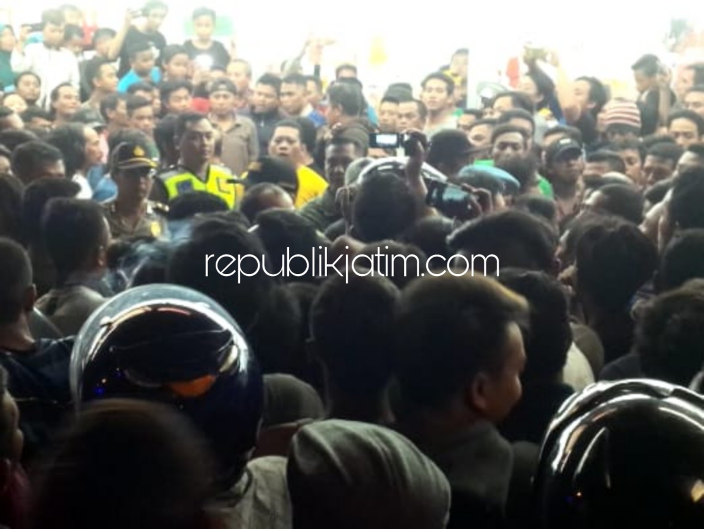 DILUAR - Ratusan massa berkumpul hendak mengajar pelaku pencurian yang diamankan di dalam minimarket Alfamart Desa Wonokasian, Kecamatan Wonoayu, Sidoarjo, Selasa (25/09/2018) hingga menyebabkan polisi kesulitan mengevakuasi pencuri.