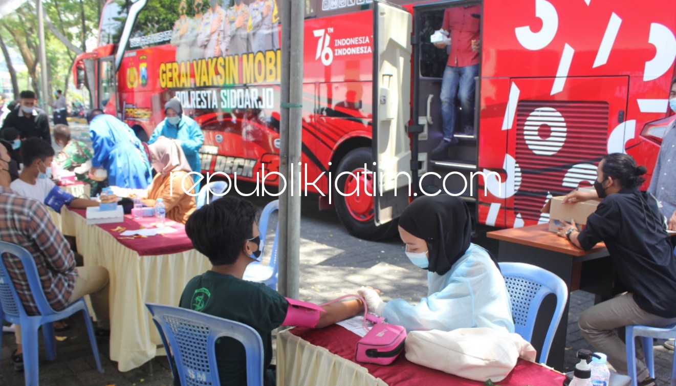 VAKSIN - Sejumlah warga memadati gerai vaksin mobile di berbagai tempat umum, kali ini bertempat di Alun-alun Sidoarjo, Minggu (26/09/2021).