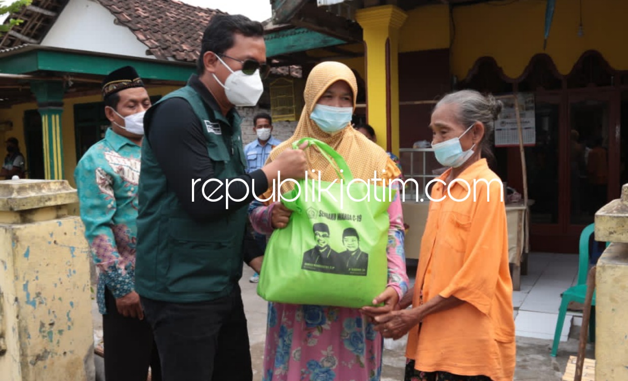 SALURKAN - Bupati Sidoarjo, Ahmad Muhdlor Ali menyalurkan Bansos dampak pandemi Covid-19 di empat desa di Kecamatan Tarik bersama Kapolresta Sidoarjo Kombespol Kusumo Wahyu Bintoro, Minggu (26/09/2021). 