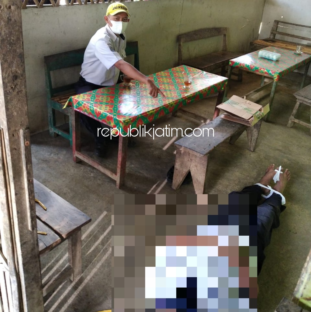 OLAH TKP - Petugas saat mengevakuasi korban dan melaksanakan olah TKP kematian Sugianto (53) pegawai BUMN warga Desa Sobontoro, Kecamatan Boyolangu, Tulungagung karena serangan jantung, Jumat (25/09/2020).